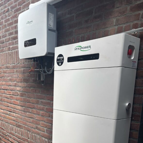 Hyxi hybride 10 kWh thuisbatterij in steeg
