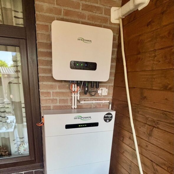 Thuisbatterij 10 kWh Hyxi Hybride op veranda