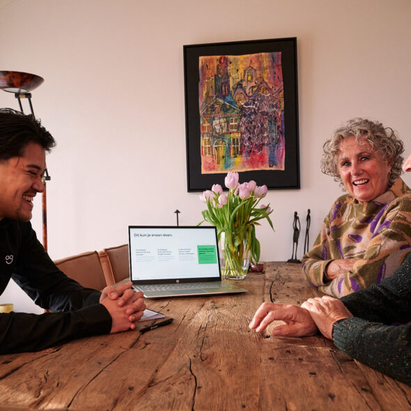 Adviseur in gesprek met zonnepaneeleigenaren