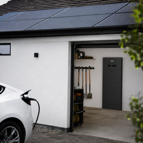 Moderne woning met elektrische auto, zonnepanelen en thuisbatterij