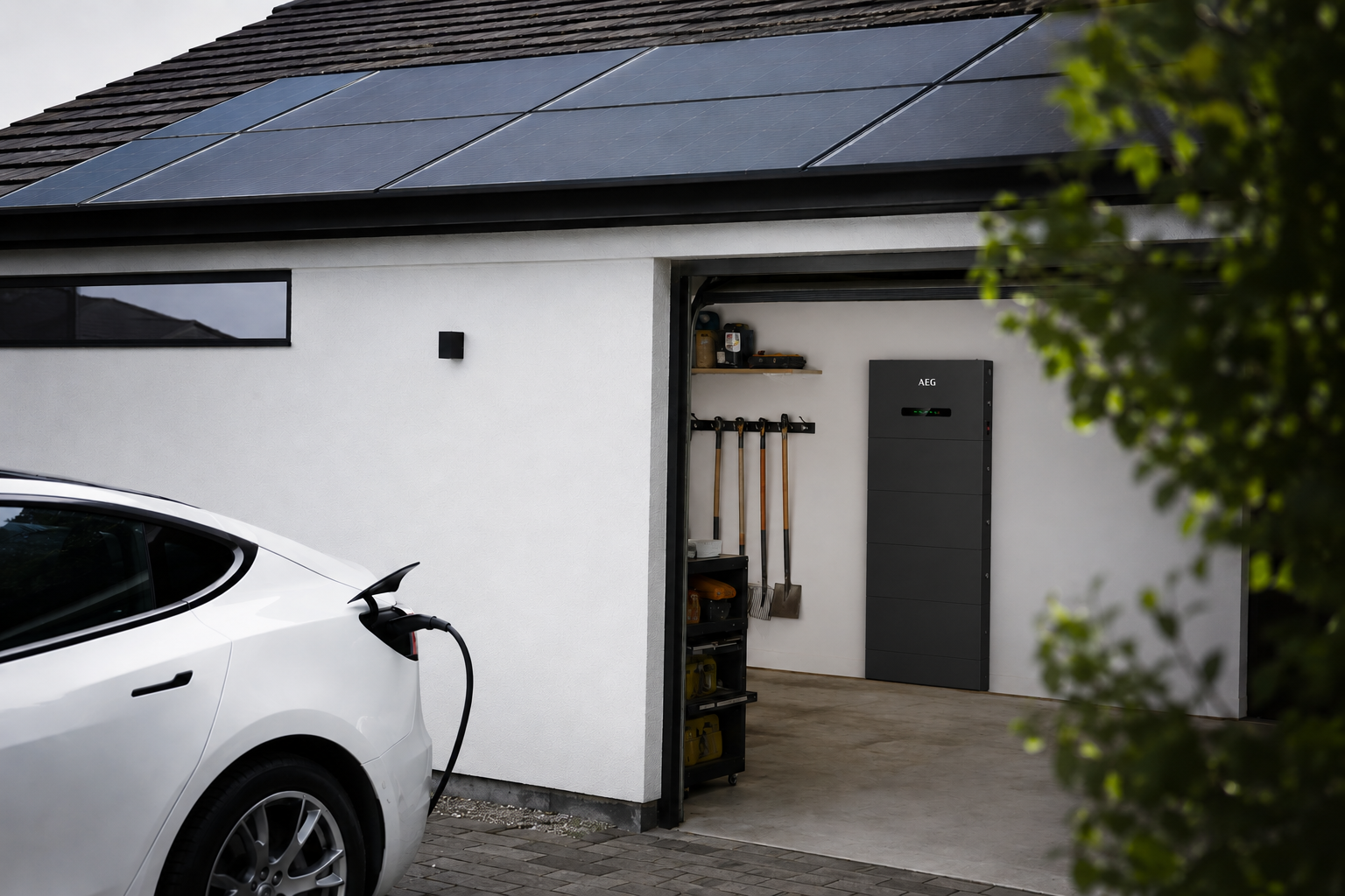 Moderne woning met elektrische auto, zonnepanelen en thuisbatterij