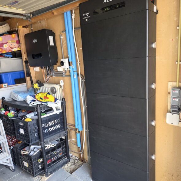 Thuisbatterij AEG hybride 25 kWh installatie in garage